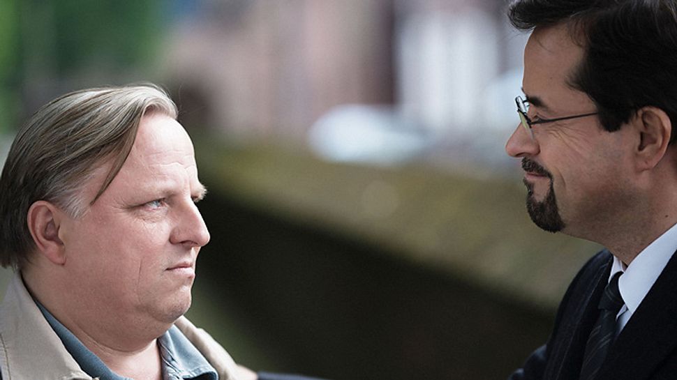 Boerne und Thiel schauen sich verliebt an. - Foto: ARD