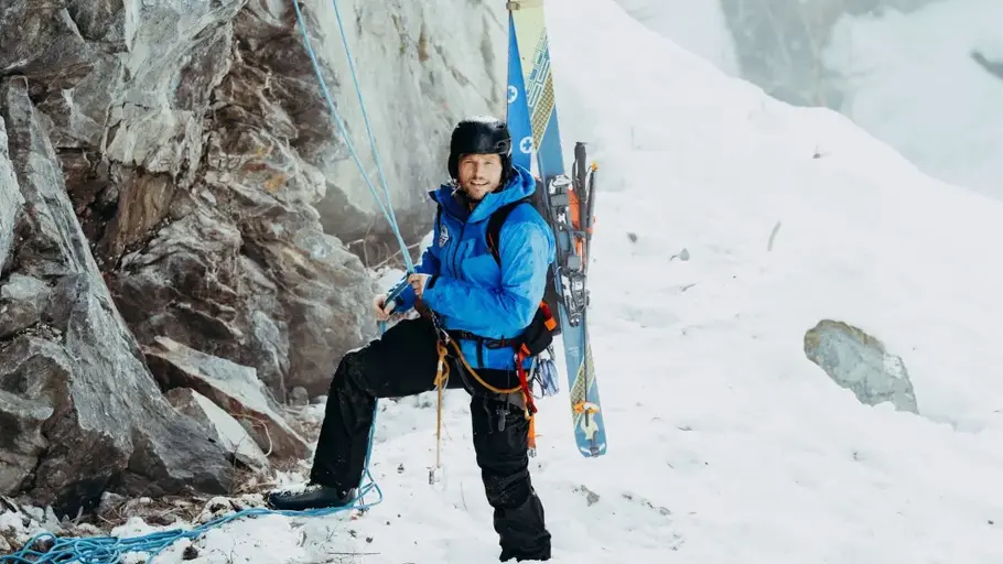 Die Bergretter: Seelenfrieden Markus Kofler kraxelt in blauer Montur an einem verschneiten Berg.