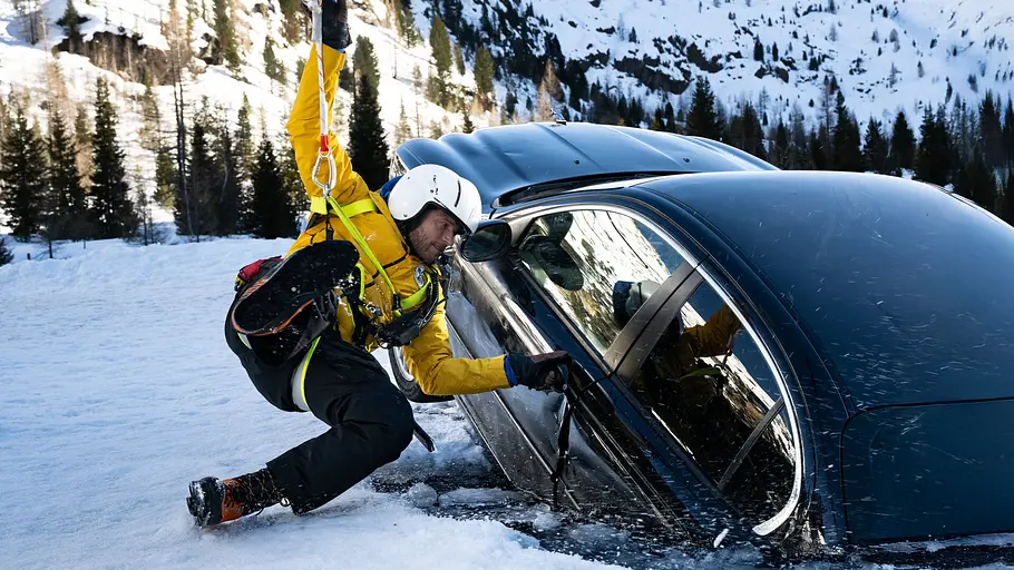 „Die Bergretter“ Staffel 18: Markus im Einsatz auf einem vereisten See Markus Kofler hängt gesichert an einem Seil und versucht auf einem vereisten See zu einem halb eingebrochenen Auto zu gelangen.