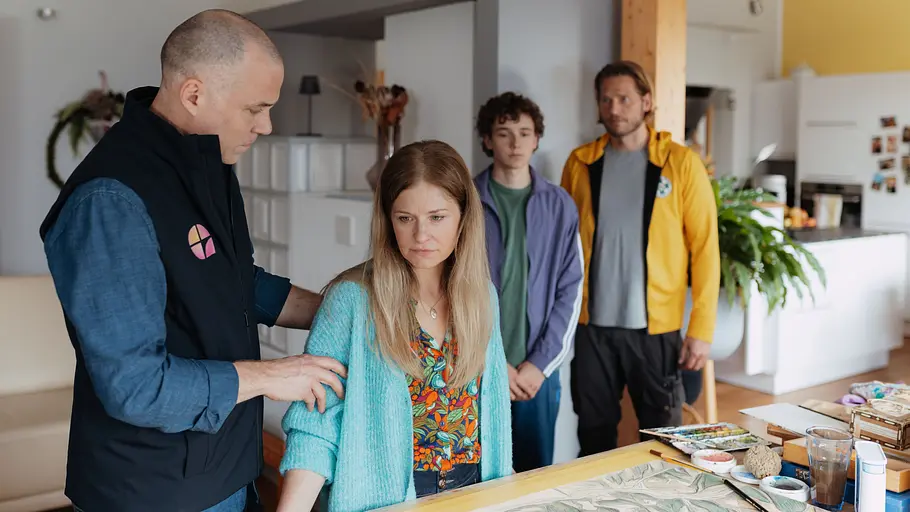 „Die Bergretter“ Staffel 18: Markus zeigt Isabel und Elias die letzte Nachricht Markus Kofler spielt Isabel Höller und ihrem Sohn Elias eine alte Funknachricht vor, während Hannes Kienbacher besorgt danebensteht.