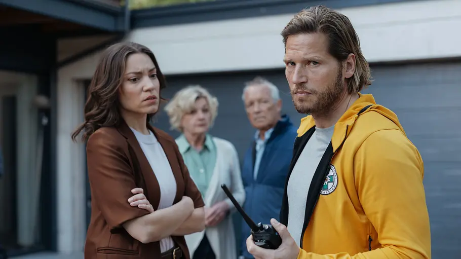 „Die Bergretter“ Staffel 18: Markus und Alexandra verdächtigen Jürgen Mödlhammer Alexandra Winkler und Markus Kofler sprechen mit Jürgen Mödlhammer und dessen Familie über den Unfall von Marion Mödlhammer.