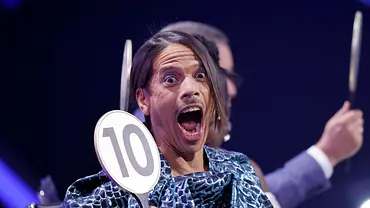 Lets Dance-Juror Jorge Gonzalez vergibt 10 Punkte und reißt dabei begeistert den Mund auf.  - Foto: IMAGO / Panama Pictures