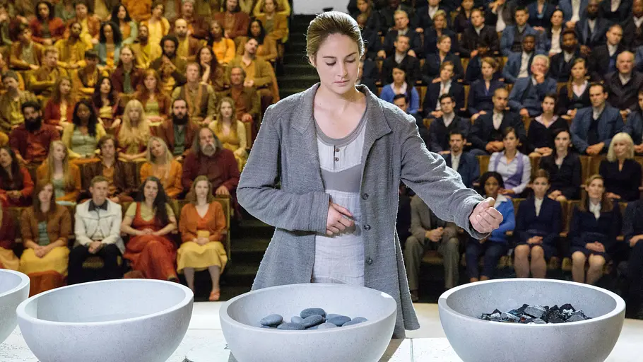 „Die Bestimmung – Divergent“ Tris (Shailene Woodley) bei der Wahlzeremonie im Film „Die Bestimmung – Divergent“.