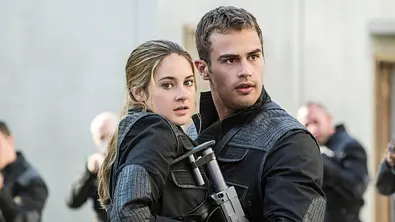 Tris (Shailene Woodley) und Four (Theo James) im Film „Die Bestimmung – Divergent“. - Foto: IMAGO / Everett Collection