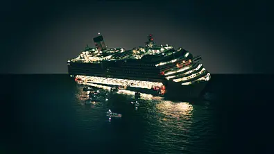 Die Costa Concordia in der Nacht, davor Rettungsboote. - Foto: Netflix © 2026 Die Costa Concordia in der Nacht, davor Rettungsboote. - Foto: Netflix © 2026