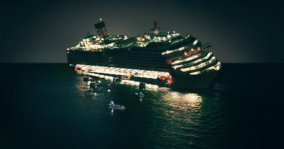 Die Bilder der Costa Concordia wecken Erinnerungen an die Titanic. Die Costa Concordia in der Nacht, davor Rettungsboote.