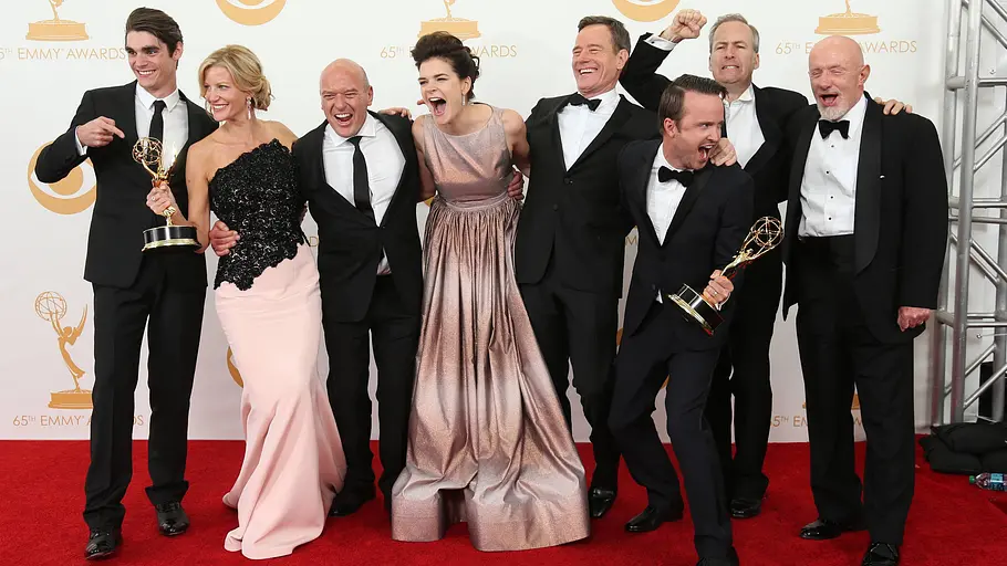 Die 65. Primetime Emmy Awards in Los Angeles. Zu sehen ist Mitte gemeinsam mit seinen „Breaking Bad“-Kolleg:innen Anna Gunn, Dean Norris, Betsy Brandt, Bryan Cranston, Aaron Paul, Bob Odenkirk und Jonathan Banks.