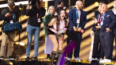 Die bulgarische Sängerin DARA mit dem Pokal des Eurovision Song Contest 2026 in Wien - Foto: IMAGO / Beautiful Sports Die bulgarische Sängerin DARA mit dem Pokal des Eurovision Song Contest 2026 in Wien - Foto: IMAGO / Beautiful Sports