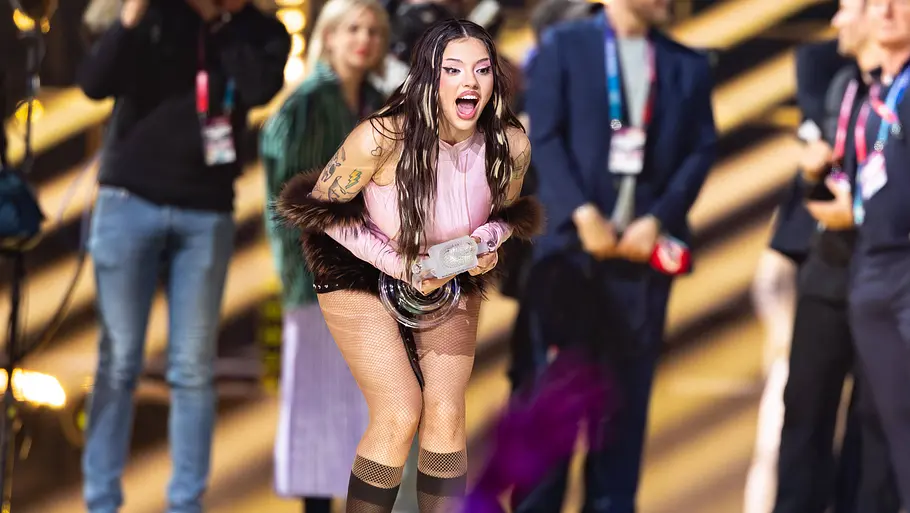 Die bulgarische Sängerin DARA mit dem Pokal des Eurovision Song Contest 2026 in Wien Die bulgarische Sängerin DARA mit dem Pokal des Eurovision Song Contest 2026 in Wien