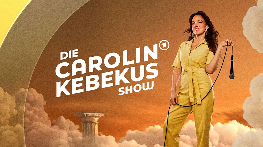 Carolin Kebekus Carolin Kebekus hält im gelben Jumpsuit ein Mikrofon am Kabel. Neben ihr steht „Die Carolin Kebekus Show“ vor orangefarbenen Wolken.