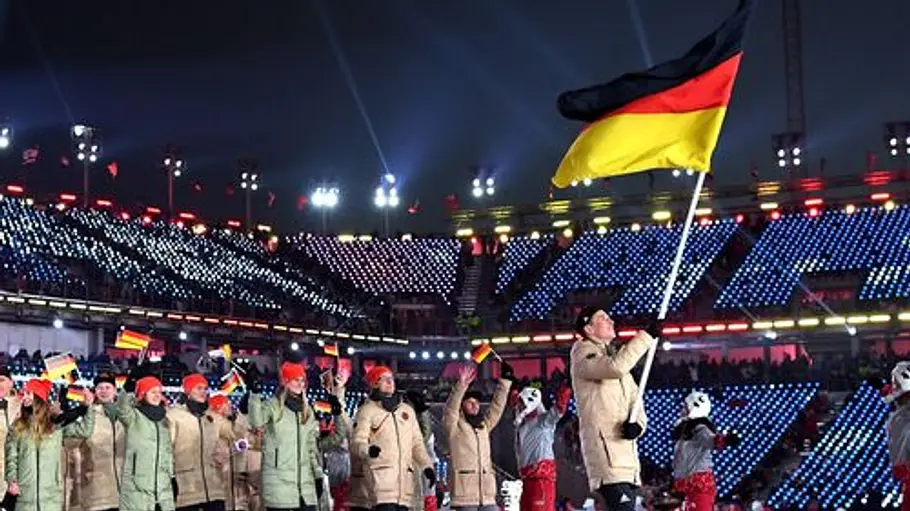 Die deutschen Fackelträger:innen: Skispringerin Katharina Schmid und Eishockey-Star Leon Draisaitl werden bejubelt. Die deutschen Fackelträger:innen Skispringerin Katharina Schmid und Eishockey-Star Leon Draisaitl werden bejubelt.