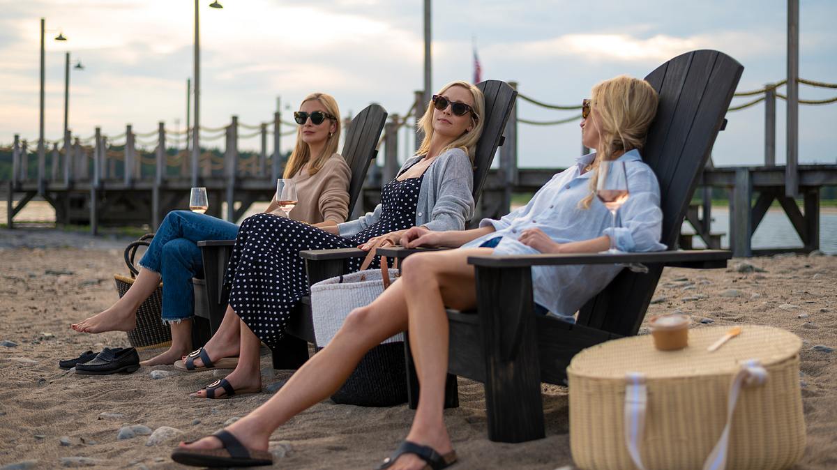Die drei Sinclair-Schwestern würden in Staffel 2 in den Fokus rücken. Carrie, Bess und Penny Sinclair sitzen im Strand auf Stühlen.