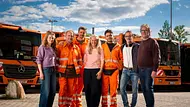 Der Cast und die Crew von „Die Drei von der Müllabfuhr“ stehen vor mehreren Müllwagen. - Foto: ARD Degeto Film/Gordon Muehle Der Cast und die Crew von „Die Drei von der Müllabfuhr“ stehen vor mehreren Müllwagen. - Foto: ARD Degeto Film/Gordon Muehle