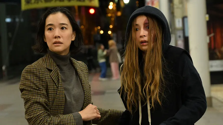 Die Enthüllung von „Human Vapor“ ist eine gewaltige Überraschung. Kyoko und Kaho stehen auf der Straße.