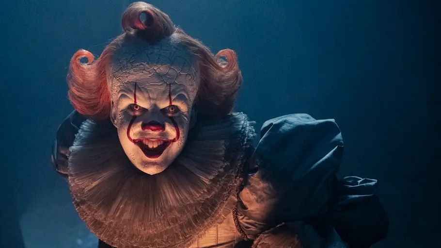 Pennywise lächelt diabolisch.