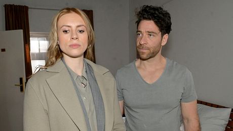 Zoe und Carlos sind gemeinsam auf dem Bild zu sehen. Zoe starrt etwas peinlich berührt auf den Boden, Carlos schaut sie bei GZSZ ernst an. - Foto: RTL / Rolf Baumgartner