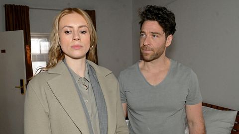 Zoe und Carlos sind gemeinsam auf dem Bild zu sehen. Zoe starrt etwas peinlich berührt auf den Boden, Carlos schaut sie bei GZSZ ernst an. - Foto: RTL / Rolf Baumgartner