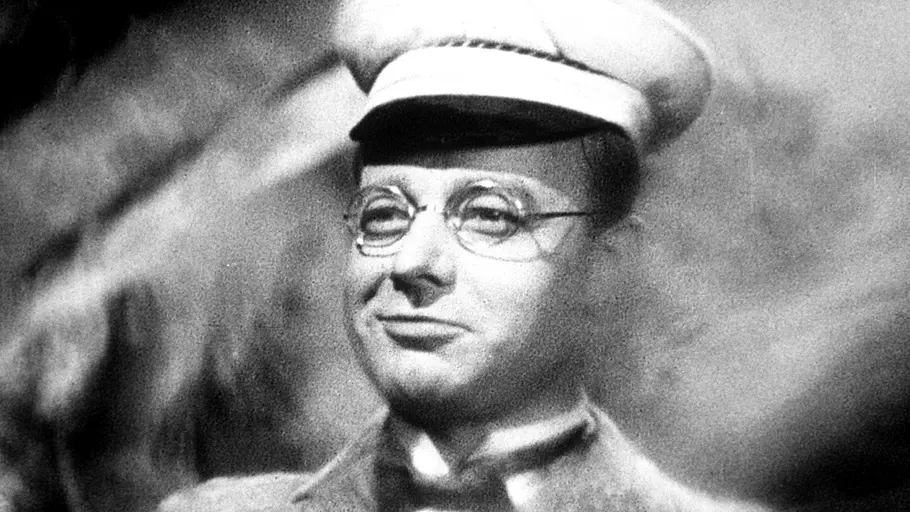Heinz Rühmann in schaut mit Brille und Mütze an der Kamera vorbei