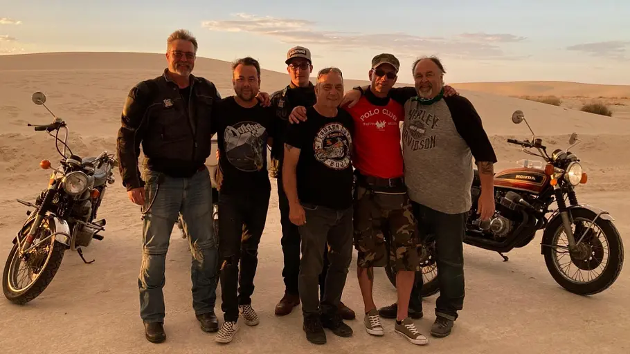 Die „Flying Six-Packs“ auf einem ihrer Stops entlang der Route 66, im Hintergrund ihre Hondas.