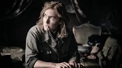  Die Fotografin Lee Miller (Kate Winslet) dokumentiert das Kriegsgeschehen in Frankreich. - Foto: Sky UK Ltd/Kimberley French