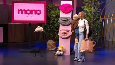 Gesa Vieting mit ihrem Sohn Max beim monobag-Pitch. - Foto: RTL Gesa Vieting mit ihrem Sohn Max beim monobag-Pitch. - Foto: RTL