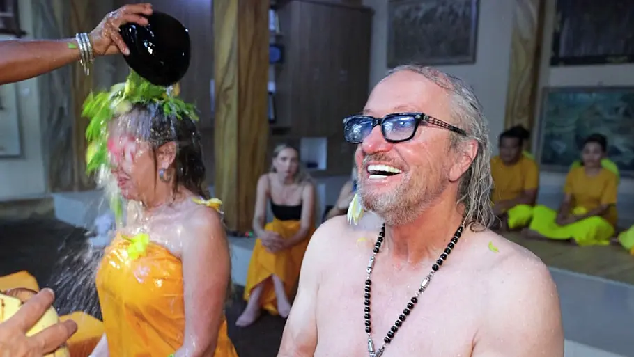 Die Geissens: Beim Wasserheiler lässt Robert es sich gut gehen