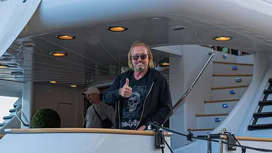 Robert Geiss steht auf einer Yacht und zeigt mit dem Daumen nach oben.  - Foto:  IMAGO / wolf-sportfoto