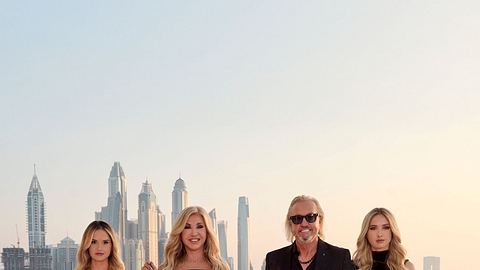 Die Geissens posieren für ihre Sendung vor der Skyline Dubais - Foto: RTLZWEI