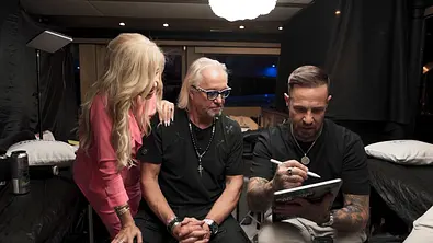 Carmen Geiss (l.) und Robert Geiss (m.) sitzen neben einem Tattoo-Artist (r.). - Foto: RTL 2