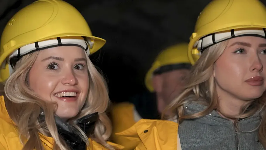 Shania und Davina Geiss haben Sicherheitshelme auf und stehen in einer Grotte.