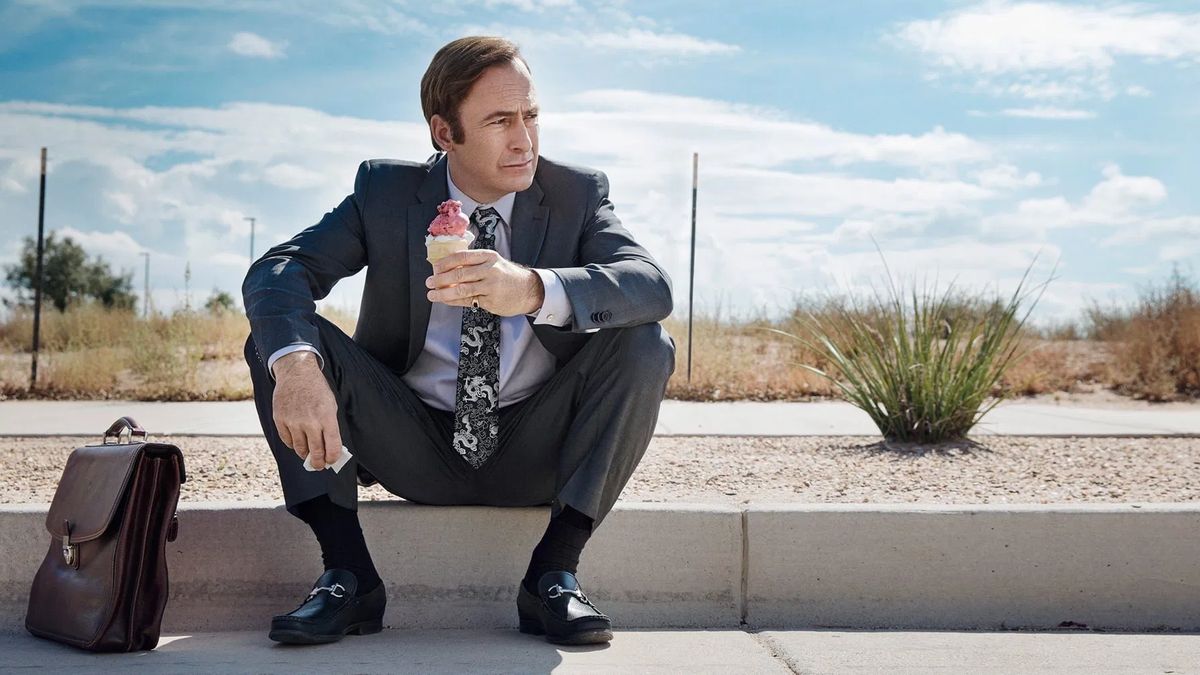 Bob Odenkirk sitzt als Jimmy McGill mit einem Eis auf einem Bürgersteig.