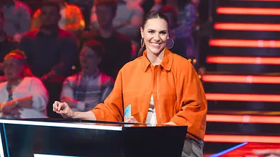 Esther Sedlaczek steht bei der großen Maus-Show am Pult und moderiert - Foto:  WDR/Ben Knabe