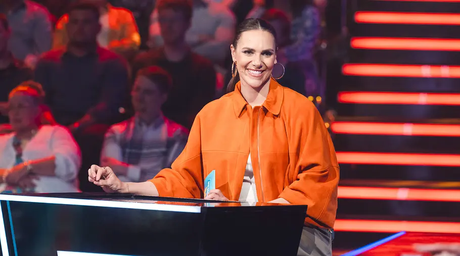 Die große Maus-Show Esther Sedlaczek steht bei der großen Maus-Show am Pult und moderiert