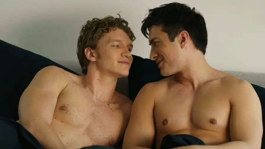 Die „Heated Rivalry“-Stars erwartet ein hitziger, schweißtreibender Dreh. Ilya und Shane liegen oben ohne im Bett.