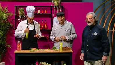 Stefano Suich lässt sein Dressing von Johann Lafer und Carsten Maschmeyer anrichten. - Foto: RTL
