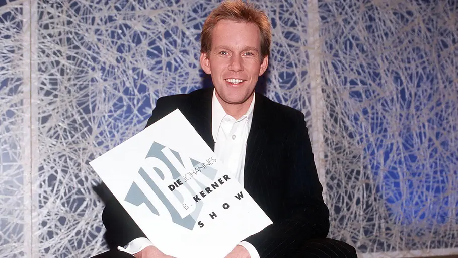 Johannes B. Kerner in seiner Talkshow 1998 Johannes B. Kerner sitzt 1998 im Studio seiner Talkshow und hält eine Mappe der „Johannes B. Kerner Show“.