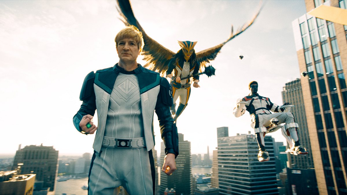 Die Justice Gang lockert das Geschehen auf. Green Lantern, Hawkgirl und Mr. Terrific schweben zwischen Hochhäusern.