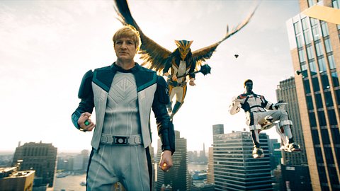 Green Lantern, Hawkgirl und Mr. Terrific schweben zwischen Hochhäusern. - Foto: Warner Bros.