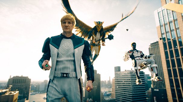 Green Lantern, Hawkgirl und Mr. Terrific schweben zwischen Hochhäusern. - Foto: Warner Bros.