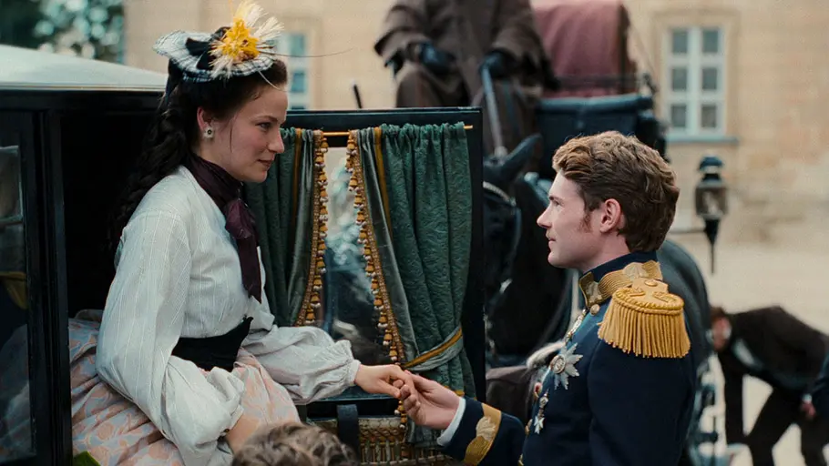 Elisabeth steigt in „Die Kaiserin“ aus einer Kutsche und Franz reicht ihr die Hand.