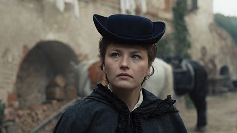 Devrim Lingnau spielt Kaiserin Elisabeth. - Foto: Netflix