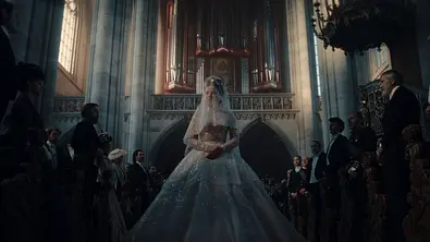 Elizabeth im Hochzeitskledin in einer Kathedrale. - Foto: Netflix