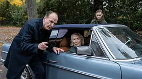 Markus Gellert (Herbert Knaup, l.) steht mit Charlie Runge (Mathilde Bundschuh, r.) und Marion von Brede (Marie Anne Fliegel, M.) bei einem Oldtimer. - Foto: ARD/Christine Schroeder Markus Gellert (Herbert Knaup, l.) steht mit Charlie Runge (Mathilde Bundschuh, r.) und Marion von Brede (Marie Anne Fliegel, M.) bei einem Oldtimer. - Foto: ARD/Christine Schroeder