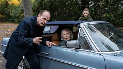 Markus Gellert (Herbert Knaup, l.) steht mit Charlie Runge (Mathilde Bundschuh, r.) und Marion von Brede (Marie Anne Fliegel, M.) bei einem Oldtimer. - Foto: ARD/Christine Schroeder Markus Gellert (Herbert Knaup, l.) steht mit Charlie Runge (Mathilde Bundschuh, r.) und Marion von Brede (Marie Anne Fliegel, M.) bei einem Oldtimer. - Foto: ARD/Christine Schroeder