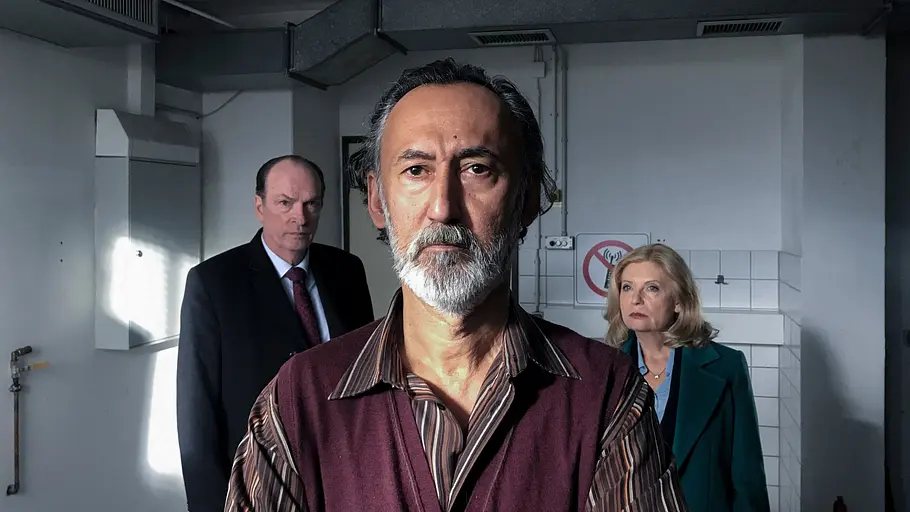 Isa von Brede (Sabine Postel, r.) und Markus Gellert (Herbert Knaup, l.) stehen für Mahmud Hadad (Ercan Durmaz, mi.), der der Geiselnahme beschuldigt wird. - Foto: ARD/Georges Pauly Isa von Brede (Sabine Postel, r.) und Markus Gellert (Herbert Knaup, l.) stehen für Mahmud Hadad (Ercan Durmaz, mi.), der der Geiselnahme beschuldigt wird. - Foto: ARD/Georges Pauly
