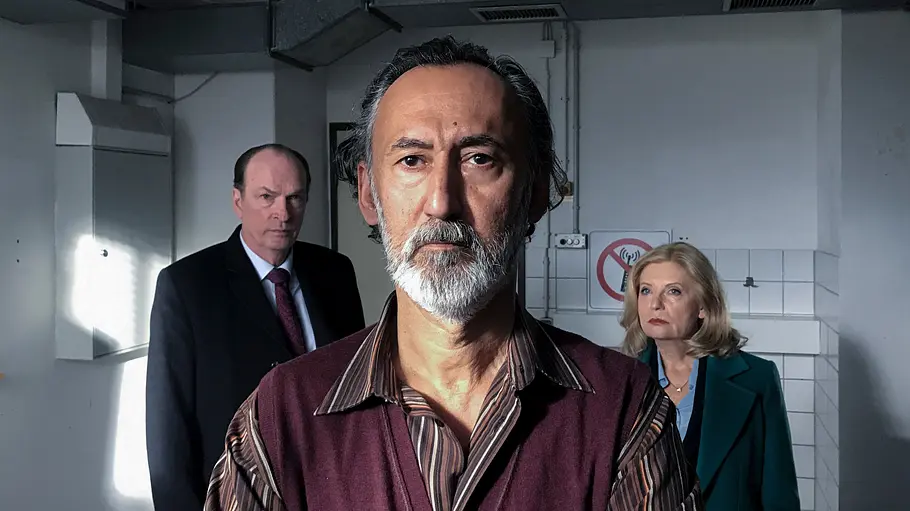 Die Kanzlei: Spätfolgen Isa von Brede (Sabine Postel, r.) und Markus Gellert (Herbert Knaup, l.) stehen für Mahmud Hadad (Ercan Durmaz, mi.), der der Geiselnahme beschuldigt wird.