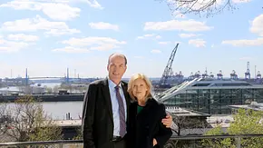 Die Anwälte Isa von Brede (Sabine Postel, r.) und Markus Gellert (Herbert Knaup, l.) in Hamburg auf dem Altonaer Balkon, einer Grünanlage hoch über der Elbe mit Panoramablick über Containerhafen und Köhlbrandbrücke. - Foto: ARD/Helmut Monkenbusch