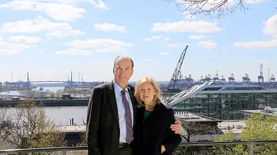 Die Anwälte Isa von Brede (Sabine Postel, r.) und Markus Gellert (Herbert Knaup, l.) in Hamburg auf dem Altonaer Balkon, einer Grünanlage hoch über der Elbe mit Panoramablick über Containerhafen und Köhlbrandbrücke. - Foto: ARD/Helmut Monkenbusch
