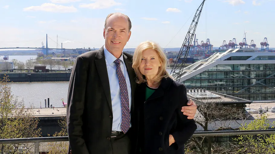 Die Anwälte Isa von Brede (Sabine Postel, r.) und Markus Gellert (Herbert Knaup, l.) in Hamburg auf dem Altonaer Balkon. Die Anwälte Isa von Brede (Sabine Postel, r.) und Markus Gellert (Herbert Knaup, l.) in Hamburg auf dem Altonaer Balkon, einer Grünanlage hoch über der Elbe mit Panoramablick über Containerhafen und Köhlbrandbrücke.