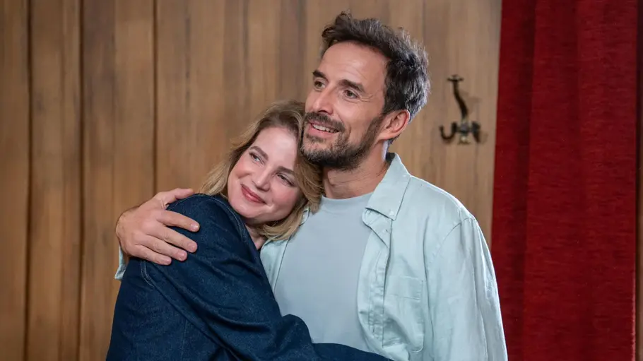 DIE LANDARZTPRAXIS-Vorschau FOLGE 90 Freitag 30. Oktober Sebastian in einem hellen Hemd umarmt eine Frau in einer dunklen Jeansjacke. Sie lehnt ihren Kopf an seine Schulter.